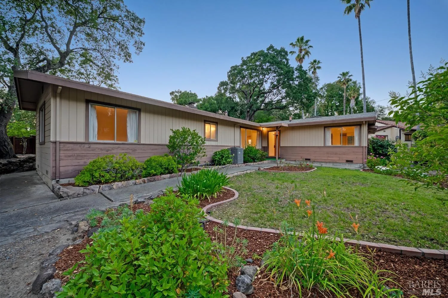 907 Los Robles Dr in Sonoma
